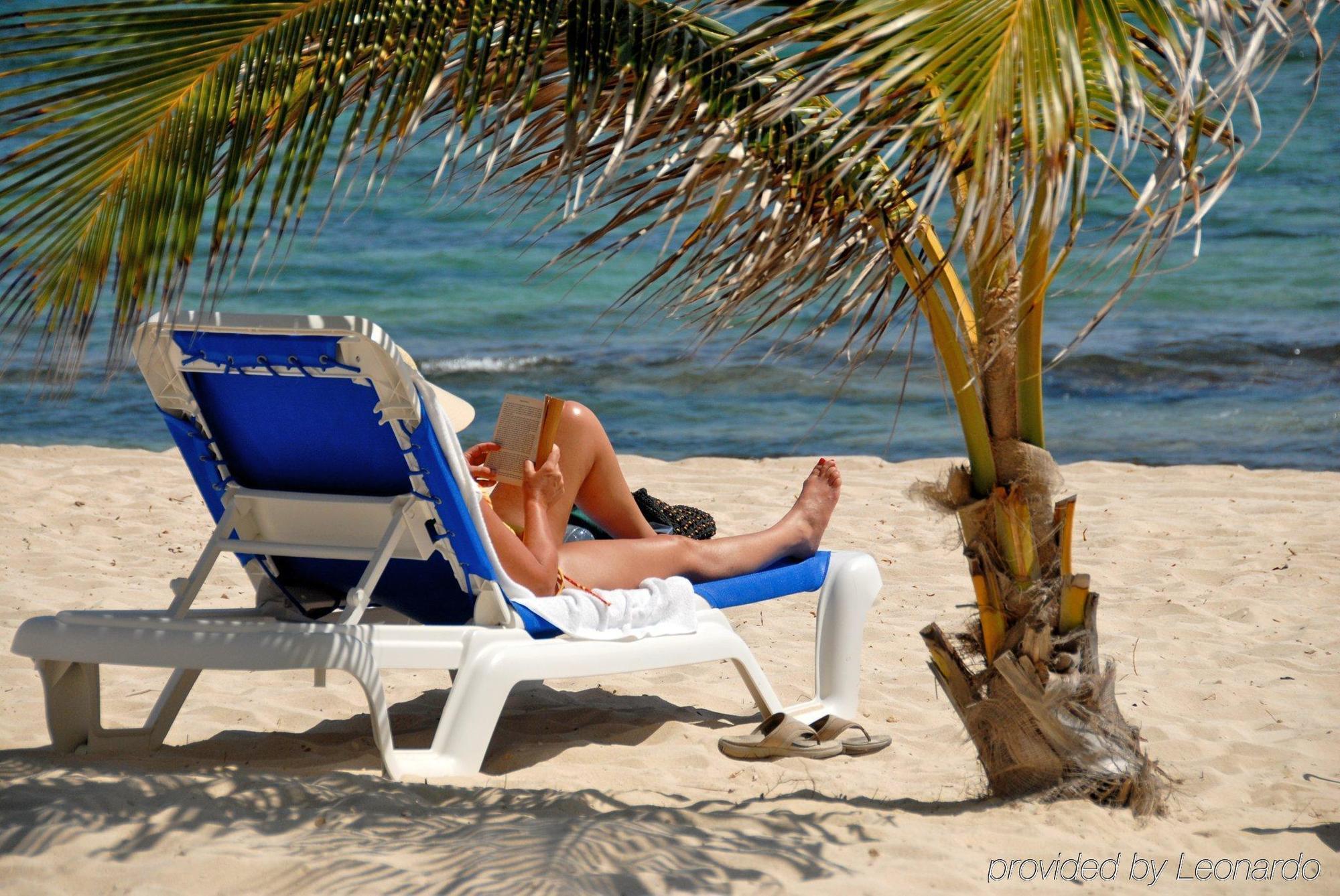 Grand Cayman Castaways Cayman Beach Resort מראה חיצוני תמונה